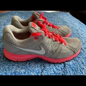 Nike Women’s 8.5 gray / hot pink shoes